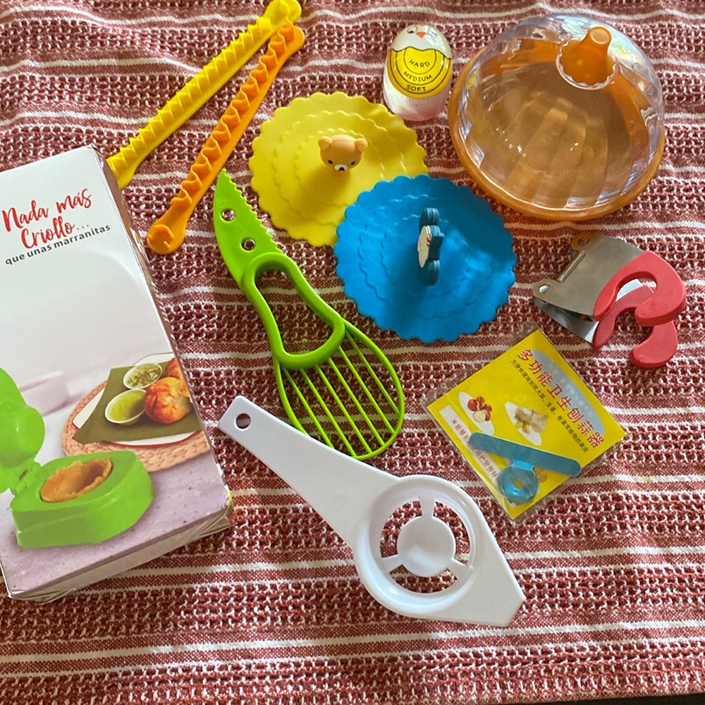 Bundle of handy little kitchen gadgets.